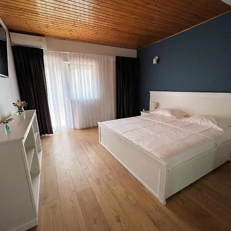 ゲストハウス Pensiunea Caluda ナボダリ